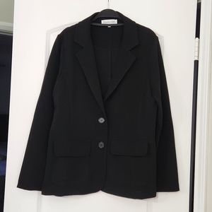 Lightweight black 2 button  jacket with 2 front pockets.